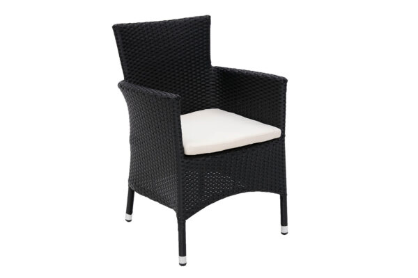 Egymásra rakható rattan szék párnákkal